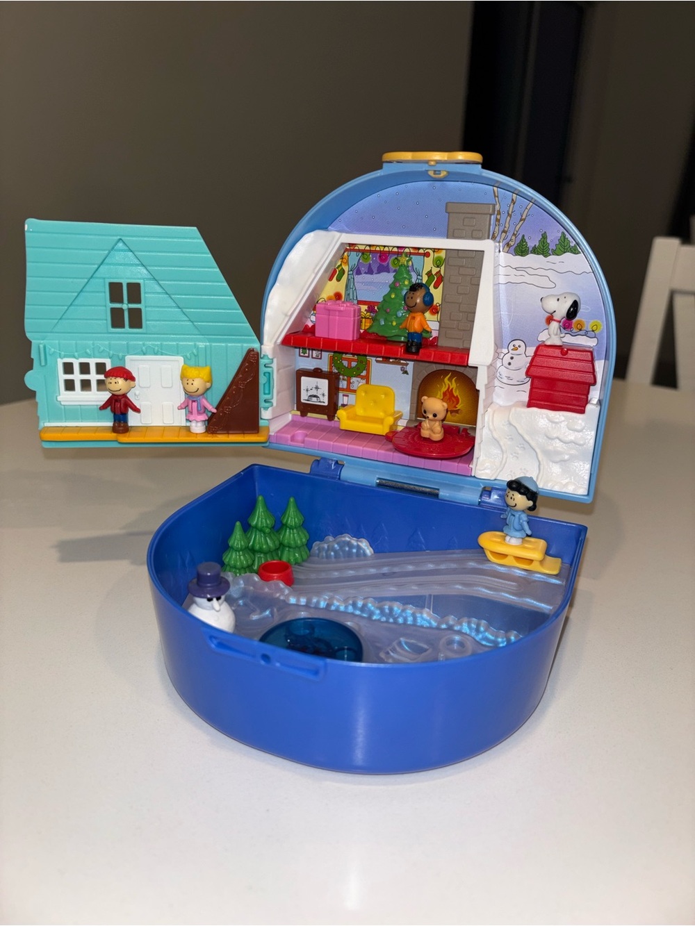 Polly Pocket x Peanuts Collector Compact, Micro Dolls and Small, Multicolor.